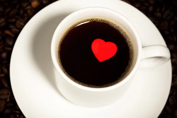 Csésze kávé és piros szív — Stock Fotó