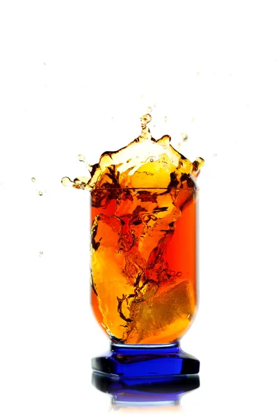 Whisky splash geïsoleerd — Stockfoto