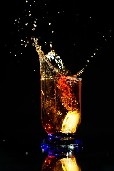 威士忌酒溅 — 图库照片
