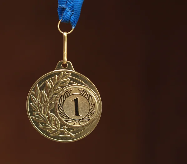 Золота медаль на коричневому фоні — стокове фото