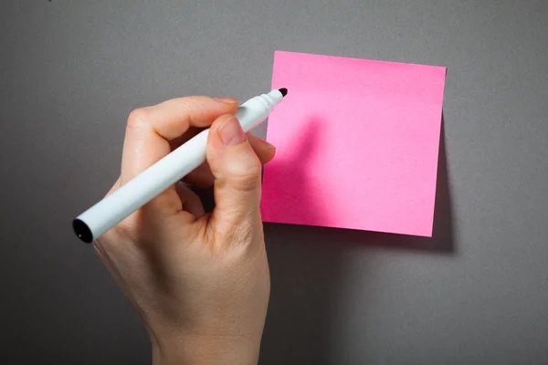 Kleverige papier en hand met zacht-tip pen — Stockfoto