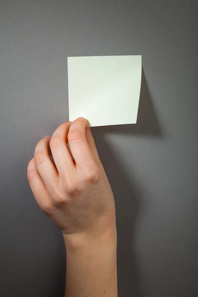 Hand houden een kleverige papier — Stockfoto