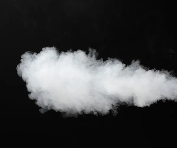 Silný proud mlhy izolovaných na černém — Stock fotografie