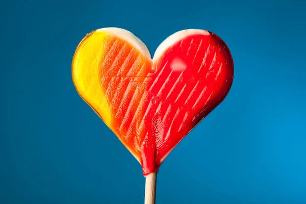 Candy srdce na modrém pozadí — Stock fotografie