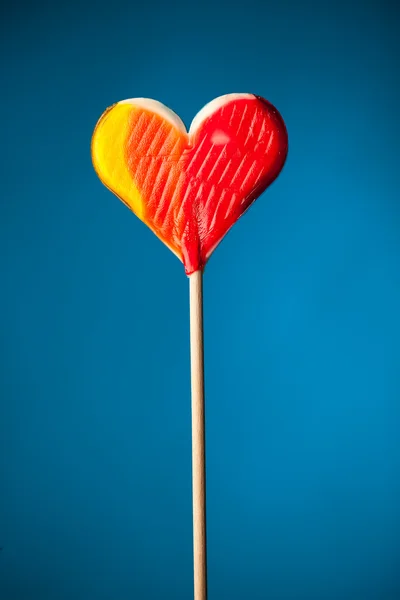 Corazón de caramelo sobre fondo azul — Foto de Stock