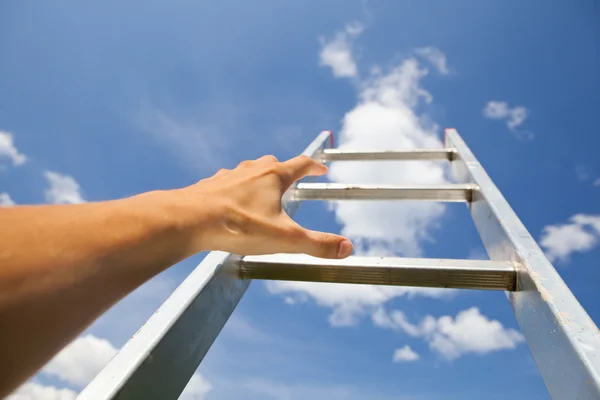 Mann kraxelt über Treppe in den Himmel — Stockfoto