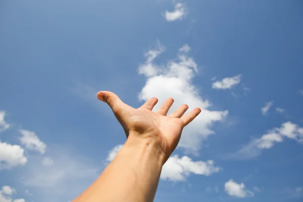 Руки тянутся к небу — стоковое фото
