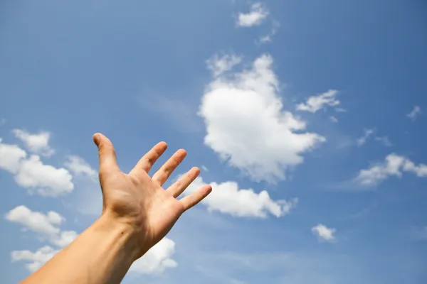 Руки тянутся к небу — стоковое фото