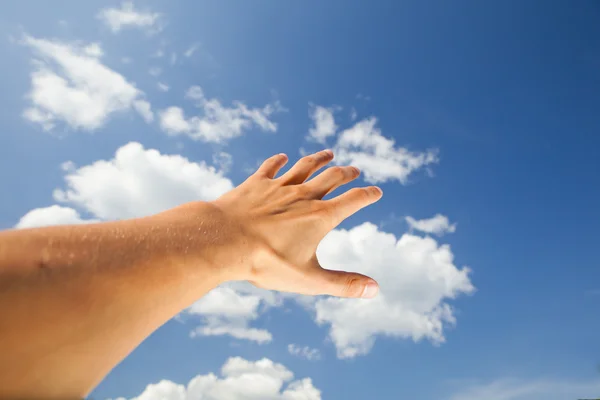 Рука касается неба — стоковое фото
