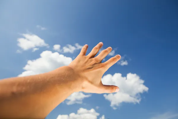 Tangan menyentuh langit — Stok Foto