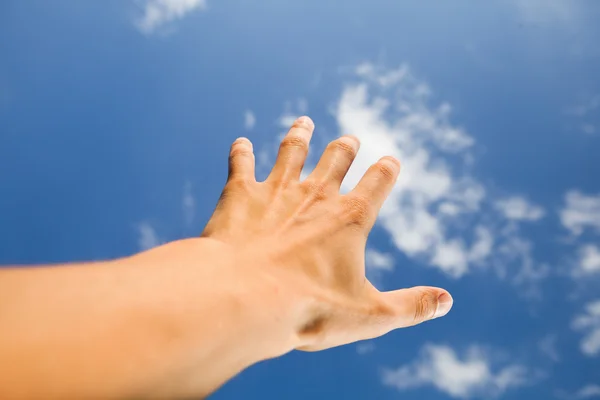 Hand raken de hemel — Stockfoto