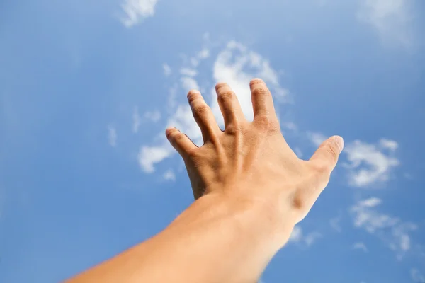 Hand röra vid himlen — Stockfoto