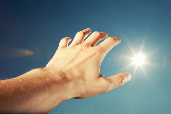 Рука торкається неба — стокове фото