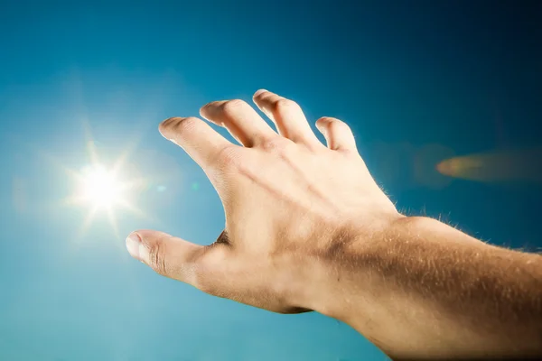 The hand turns towards the sun — Stock Photo, Image