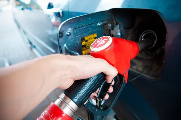 Hand tankt Gas ins Auto — Stockfoto