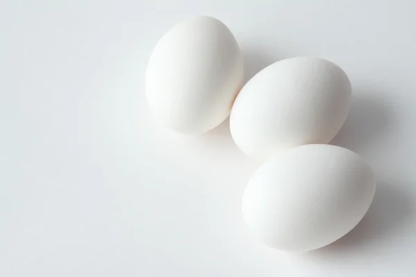 Drei Eier auf Weiß — Stockfoto