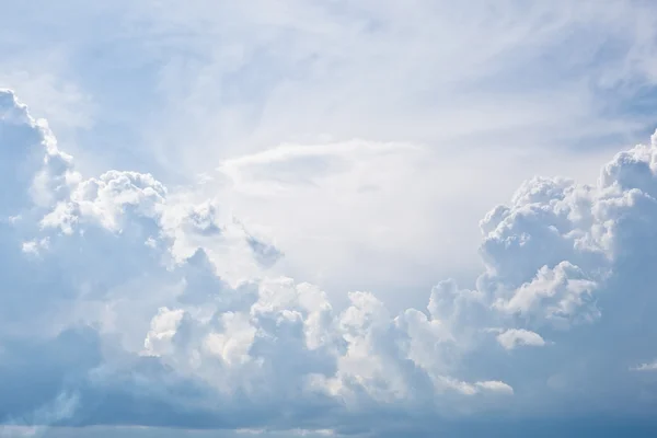 Husté mraky na slunečný den — Stock fotografie