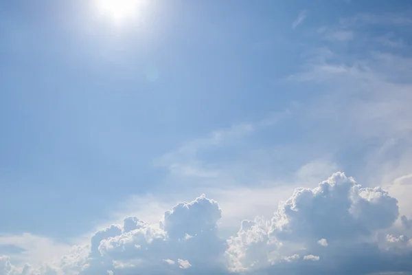 Husté mraky na slunečný den — Stock fotografie