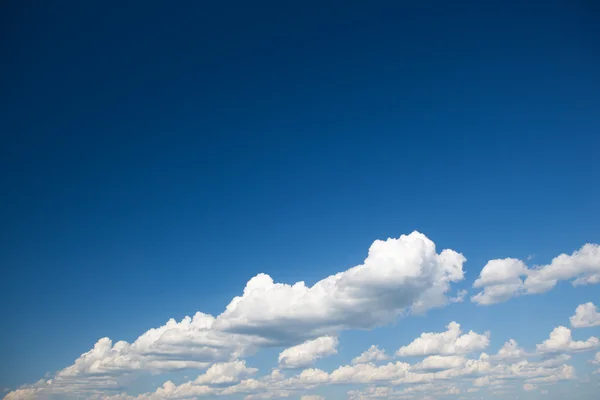 Błękitne niebo z pokoju dla tekstu — Zdjęcie stockowe