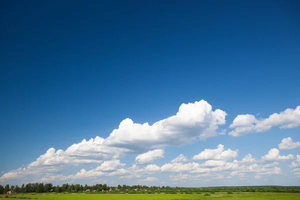 Blå himmel och grön jord med kopia-utrymme — Stockfoto