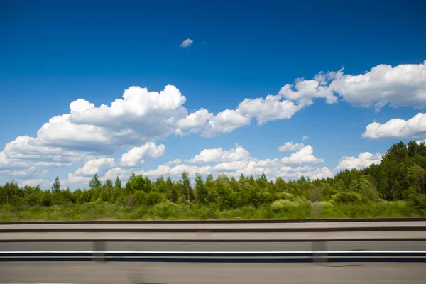 Błękitne niebo nad autostradą — Zdjęcie stockowe