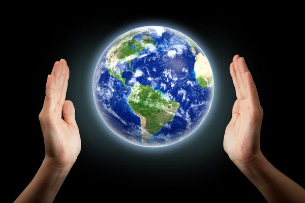 Mãos ao redor do globo — Fotografia de Stock