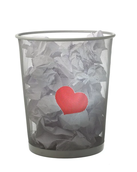 Yksipuolinen rakkauden käsite - punainen sydän roskakoriin — kuvapankkivalokuva