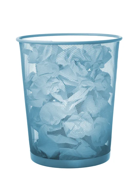 Bidone della spazzatura pieno di carta isolato su bianco — Foto Stock