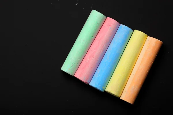 Gruppo di gessetti a colori sulla lavagna — Foto Stock
