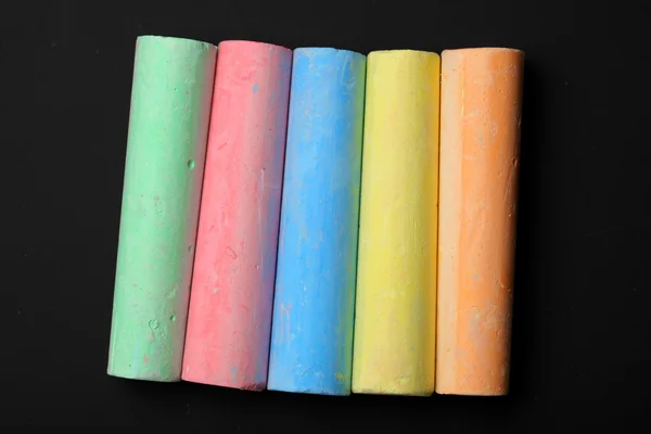 Renk tebeşirler tahtaya closeup — Stok fotoğraf