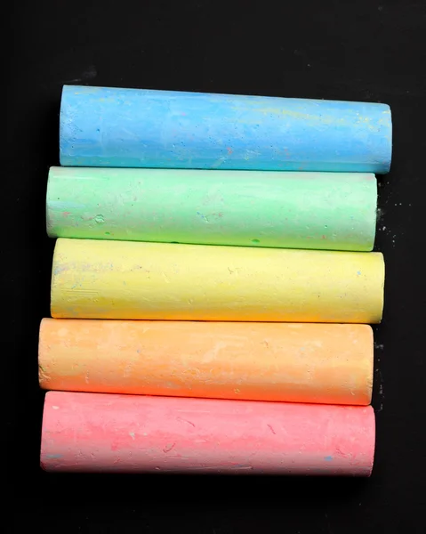 Primo piano di gessetti a colori sulla lavagna — Foto Stock