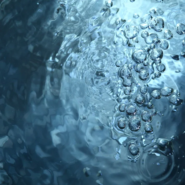 Eau bleue abstraite avec bulles — Photo