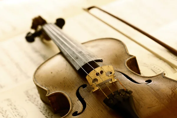 Antique violin with fiddlestick — Stock Photo, Image