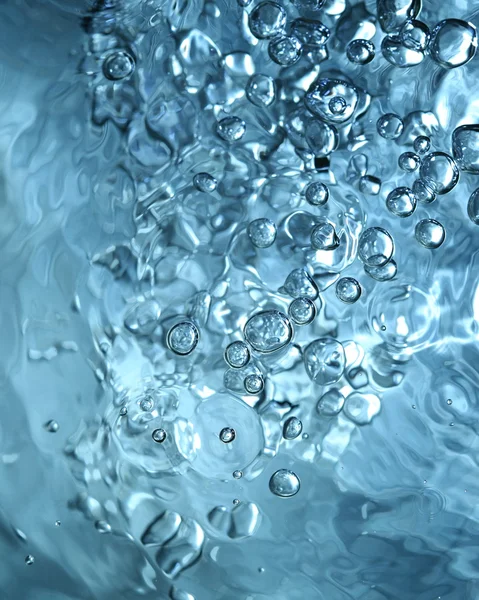 Абстрактна блакитна вода з бульбашками — стокове фото