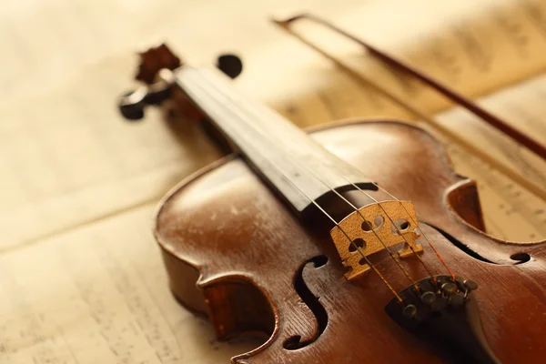 Antique violin with fiddlestick — Stock Photo, Image