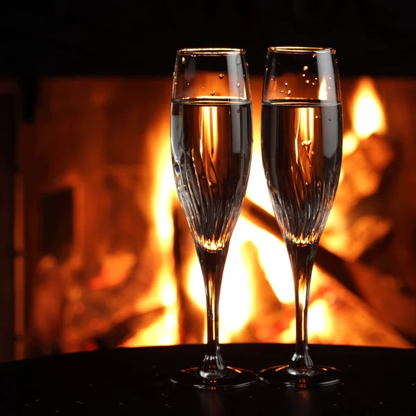 Copos com champanhe, fogo como fundo — Fotografia de Stock
