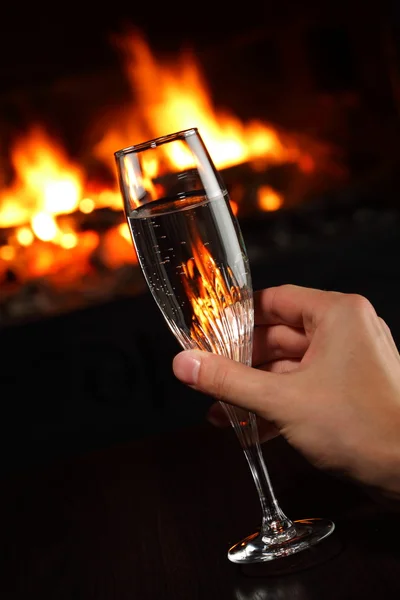Hand met een glas met champagne — Stockfoto
