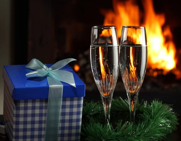 Gläser mit Champagner mit weihnachtlichem Gefolge — Stockfoto