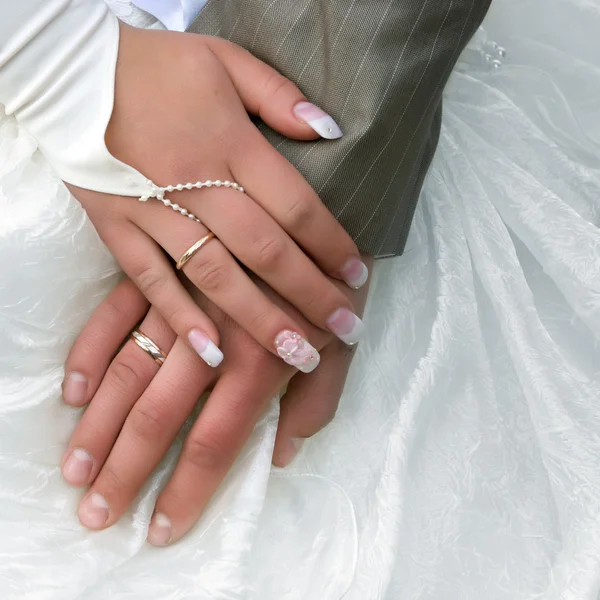 Händerna på gift par — Stockfoto