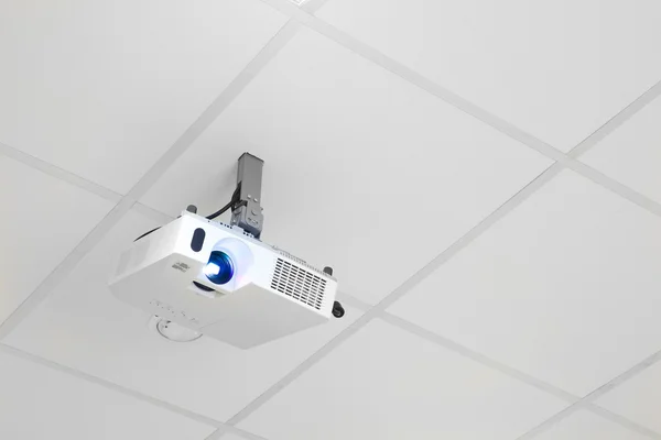 Projector op het plafond — Stockfoto