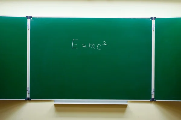 Fórmula de equivalencia masa-energía en la pizarra — Foto de Stock