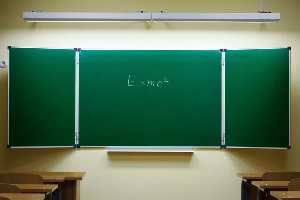 Masse-Energie-Äquivalenzformel auf der Tafel — Stockfoto
