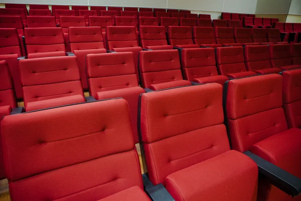 Rote Stühle in der Halle — Stockfoto