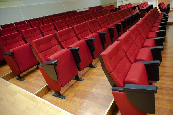 Κόκκινες καρέκλες στην αίθουσα — Φωτογραφία Αρχείου