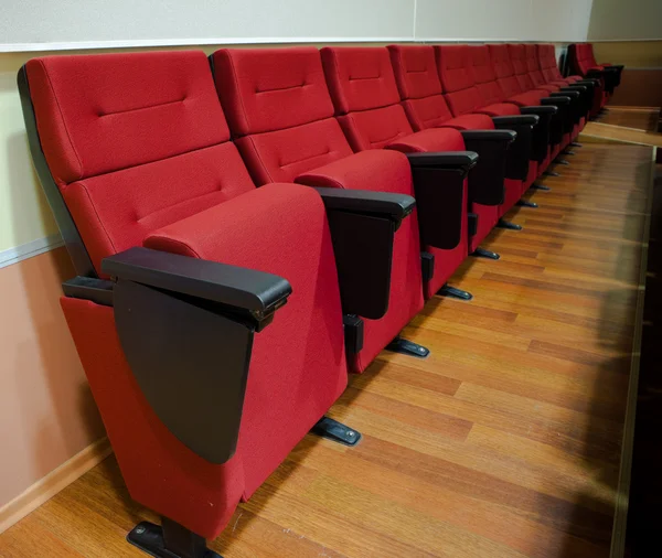 Κόκκινες καρέκλες στην αίθουσα — Φωτογραφία Αρχείου