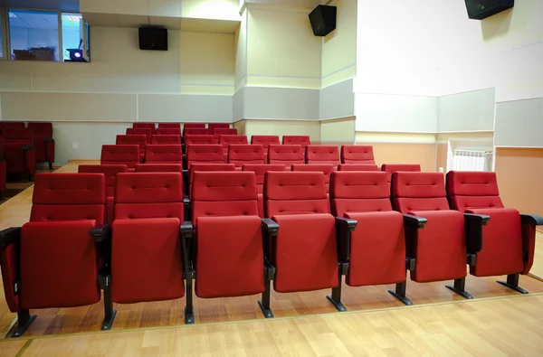 Cadeiras vermelhas no salão — Fotografia de Stock