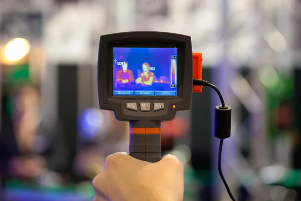 Termometro a infrarossi senza contatto in mano — Foto Stock