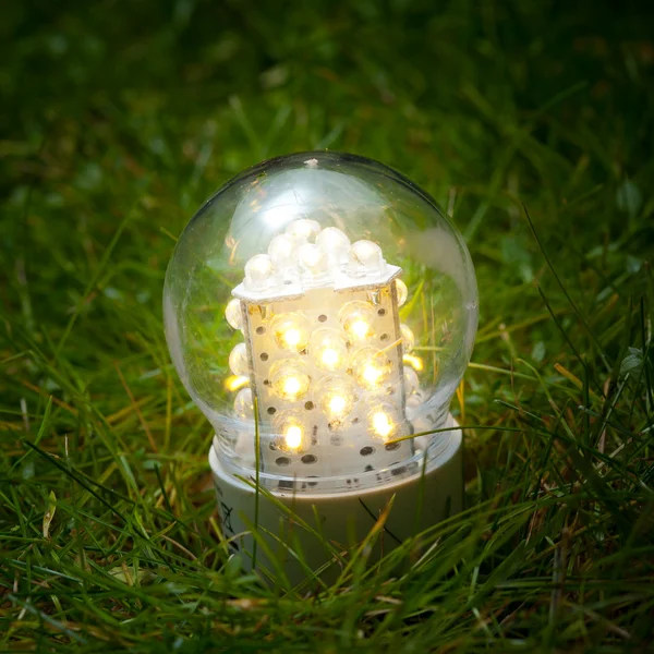 Led lampa na trávě — Stock fotografie