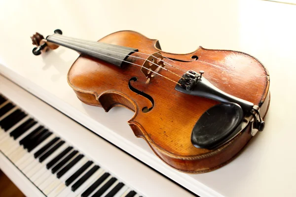 Hegedű és zongora billentyűk — Stock Fotó