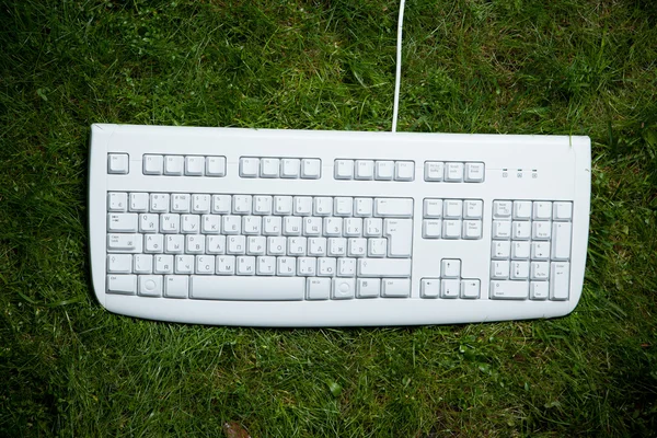 Keyboard meja di rumput — Stok Foto